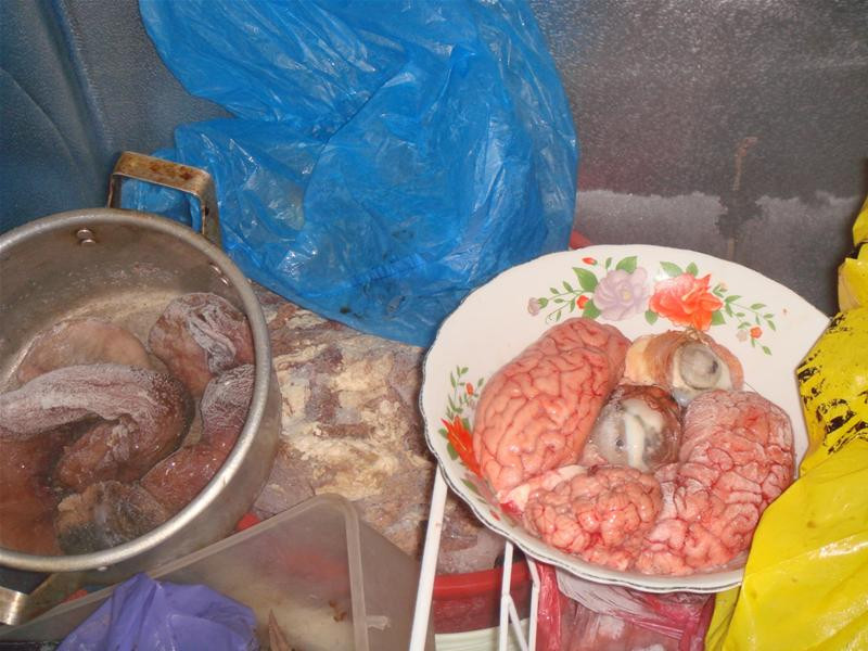 Con hổ bị xẻ làm đôi trong chiếc thùng đông lạnh cỡ lớn Chiếc đầu và một nửa khác của con hổ thứ hai vứt trong góc nhà bẩn thỉu 2 miếng thịt hổ lớn vứt trong nhà vệ sinh, một miếng nằm ngay trên bệ xí Hai nồi cao khỉ được nấu công khai ở sân khu tập thể Đĩa đựng óc và cặp mắt hổ Nồi cao khỉ đang được nấu Bộ da hổ còn nguyên đựng trong thùng đông lạnh thứ hai Lực lượng công an thẩm vấn những đối tượng liên quan 4 chiếc ngà voi bị thu giữ Bộ da hổ nhồi cùng 2 đầu hươu còn nguyên sừng Con hổ bị xẻ làm đôi trong chiếc thùng đông lạnh cỡ lớn Chiếc đầu và một nửa khác của con hổ thứ hai vứt trong góc nhà bẩn thỉu 2 miếng thịt hổ lớn vứt trong nhà vệ sinh, một miếng nằm ngay trên bệ xí Hai nồi cao khỉ được nấu công khai ở sân khu tập thể Đĩa đựng óc và cặp mắt hổ Nồi cao khỉ đang được nấu Bộ da hổ còn nguyên đựng trong thùng đông lạnh thứ hai Lực lượng công an thẩm vấn những đối tượng liên quan 4 chiếc ngà voi bị thu giữ Bộ da hổ nhồi cùng 2 đầu hươu còn nguyên sừng