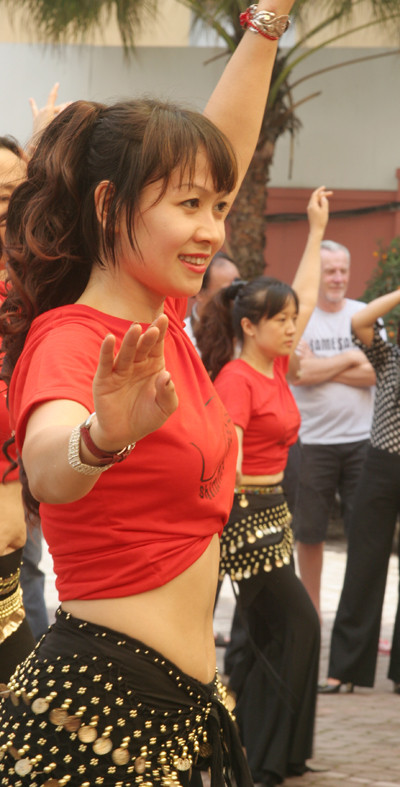 Động tác múa uyển chuyển, mềm mại