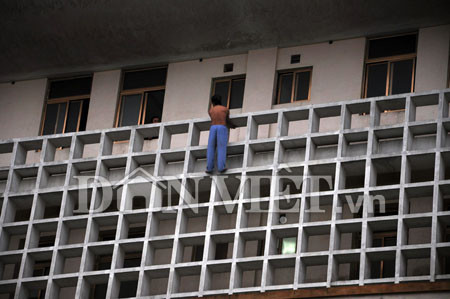Bệnh nhân treo mình trên tầng 5 của tòa nhà trước khi nhảy xuống
