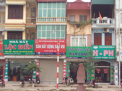 Sàn giao dịch mọc lên như nấm dọc đường Lê Văn Lương kéo dài Ảnh: Minh Tuấn