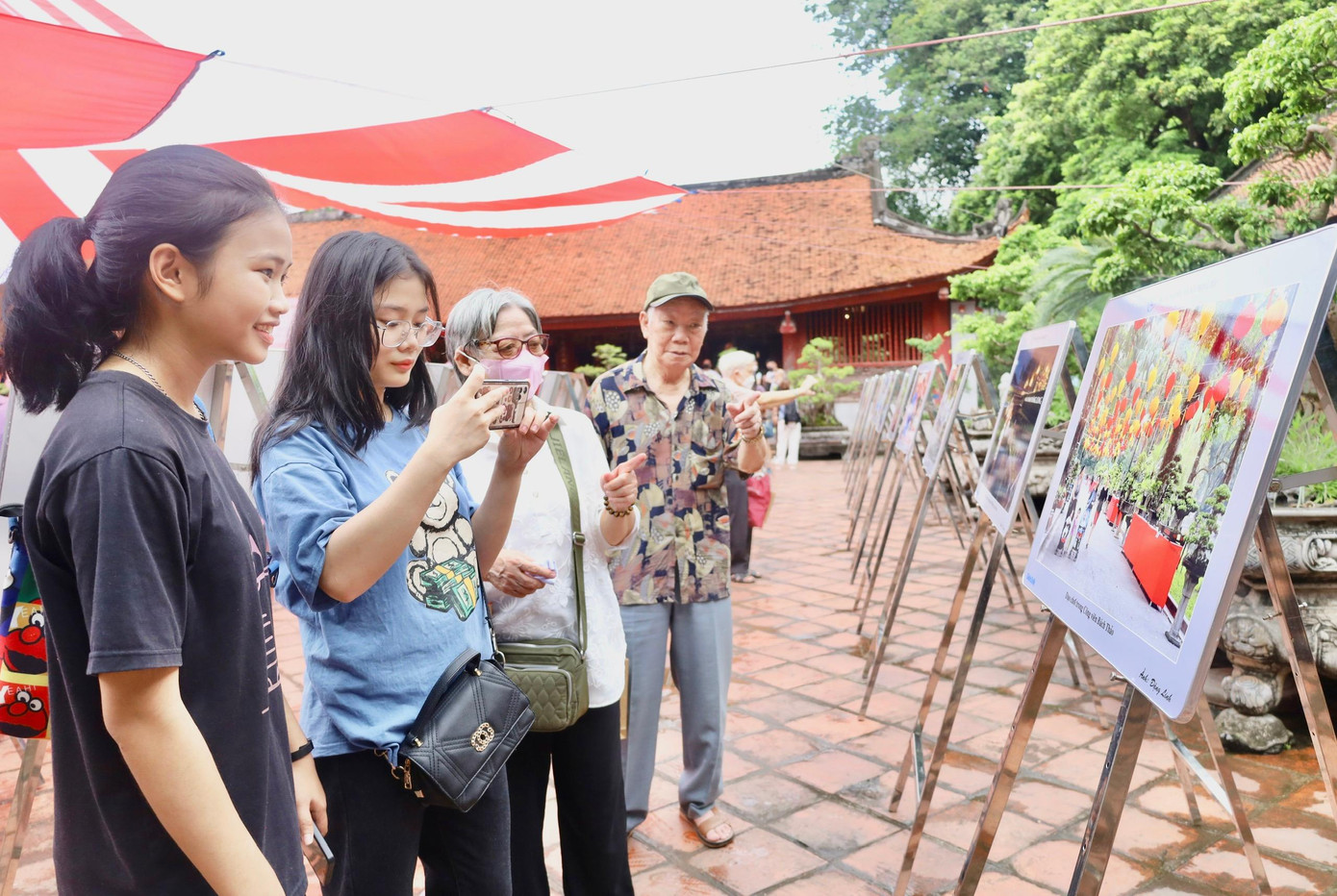 Người dân tham quan triển lãm Hà Nội trong tôi. Ảnh: LẠI TẤN.