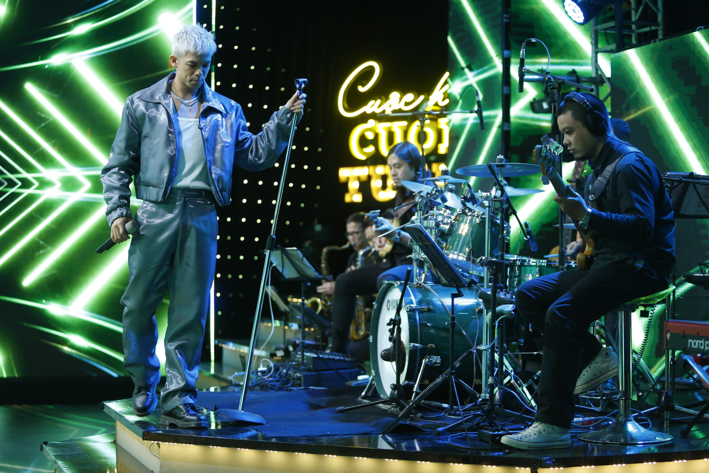 Trọng Hiếu mang đến chương trình những những tiết mục ca nhạc đầy màu sắc. Trọng Hiếu mang đến chương trình những những tiết mục ca nhạc đầy màu sắc.