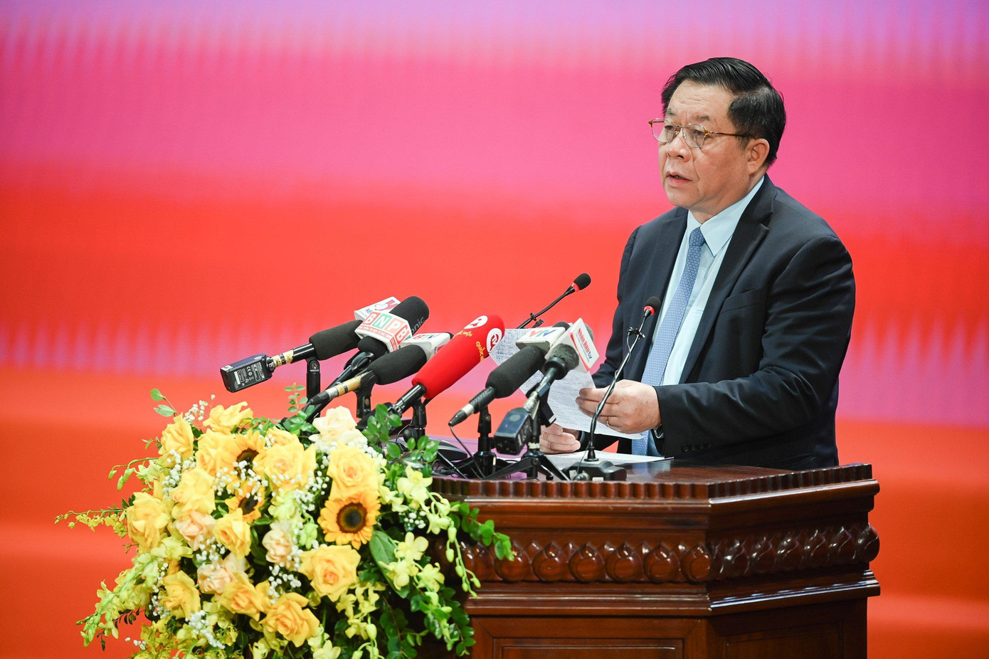 Bí thư Trung ương Đảng, Trưởng Ban Tuyên giáo Trung ương Nguyễn Trọng Nghĩa trình bày tham luận mở đầu phiên chuyên đề. Ảnh: Nguyễn Thắng. Bí thư Trung ương Đảng, Trưởng Ban Tuyên giáo Trung ương Nguyễn Trọng Nghĩa trình bày tham luận mở đầu phiên chuyên đề. Ảnh: Nguyễn Thắng.