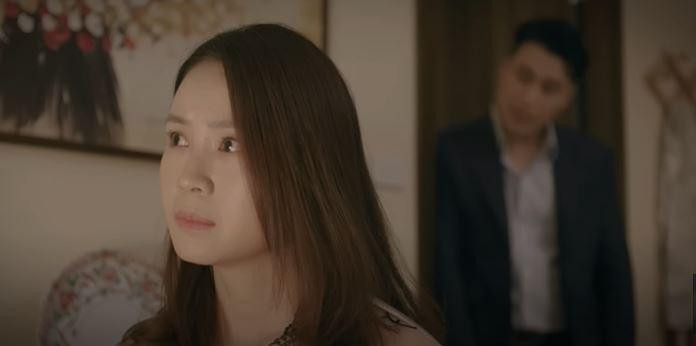 Hoàng (Việt Anh) không vui khi vợ đi dã ngoại với công ty. Ảnh: CMH. Hoàng (Việt Anh) không vui khi vợ đi dã ngoại với công ty. Ảnh: CMH.