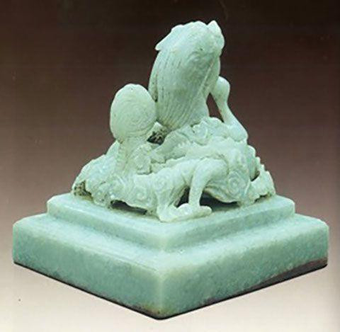 Ấn ngọc Đại Nam thụ thiên vĩnh mệnh truyền quốc tỷ là ngọc tỷ quan trọng bậc nhất trong bộ sưu tập bảo vật của triều Nguyễn hiện lưu giữ tại Bảo tàng Lịch sử Quốc gia. Ảnh: Bảo tàng Lịch sử Quốc gia. Ấn ngọc Đại Nam thụ thiên vĩnh mệnh truyền quốc tỷ là ngọc tỷ quan trọng bậc nhất trong bộ sưu tập bảo vật của triều Nguyễn hiện lưu giữ tại Bảo tàng Lịch sử Quốc gia. Ảnh: Bảo tàng Lịch sử Quốc gia.