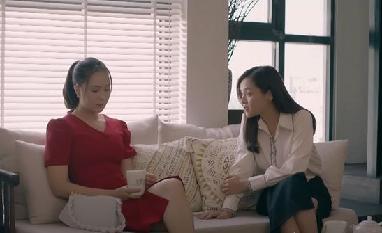 Nguyệt (Thu Quỳnh) nhìn ra được Phương (Hồng Diễm) và Quân (Quốc Huy) đều có cảm tình với nhau. Ảnh: CMH. Nguyệt (Thu Quỳnh) nhìn ra được Phương (Hồng Diễm) và Quân (Quốc Huy) đều có cảm tình với nhau. Ảnh: CMH.