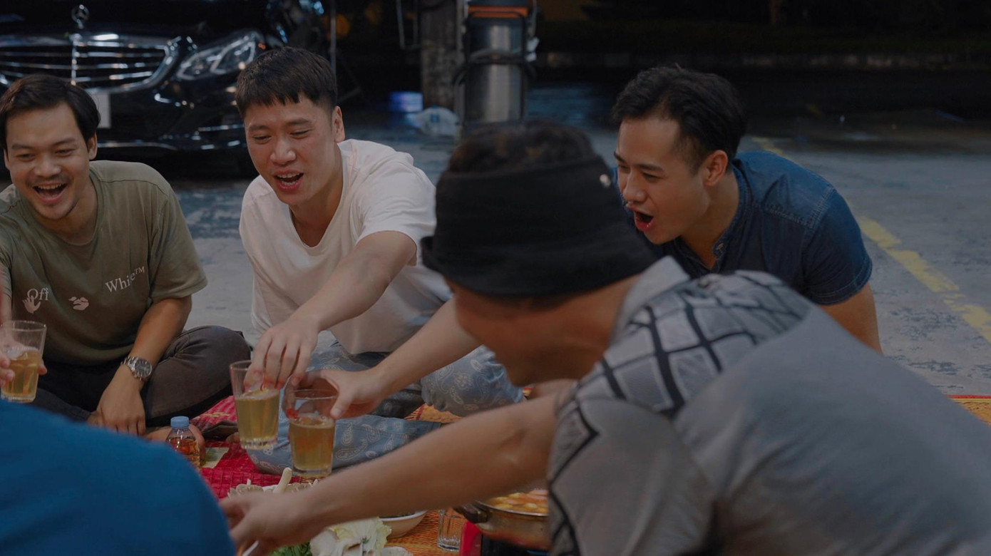 Mọi người ăn mừng ngày thành lập gara ôtô. Ảnh: VFC.