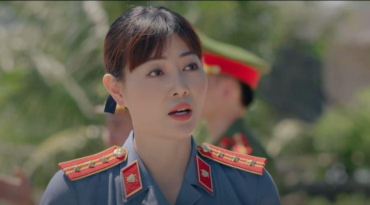 Đồng nghiệp Nguyệt thông tin về hoàn cảnh của đối tượng Đinh. Ảnh: CMH. Đồng nghiệp Nguyệt thông tin về hoàn cảnh của đối tượng Đinh. Ảnh: CMH.