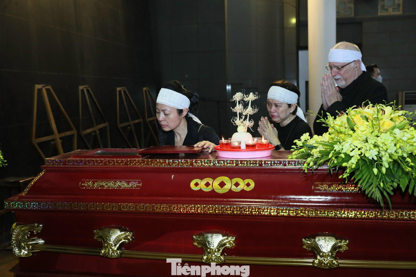 Phút ly biệt đầy nước mắt của các con với NSƯT Hà Văn Trọng. Ảnh: Như Ý.