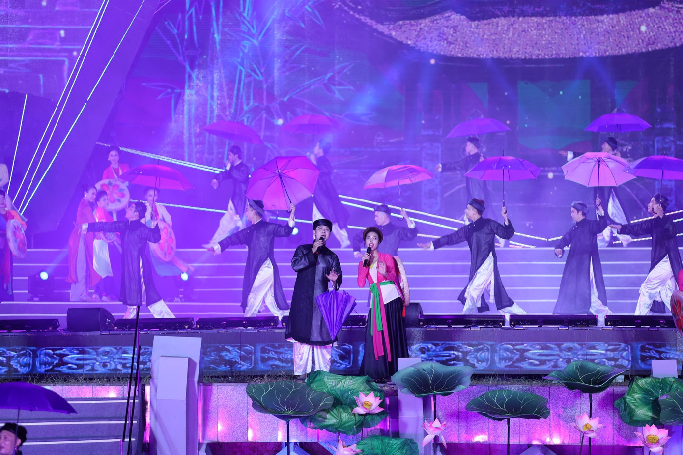Tiết mục dân ca quan họ trữ tình trong chương trình nghệ thuật với chủ đề Khát vọng Việt Nam. Ảnh: Như Ý.