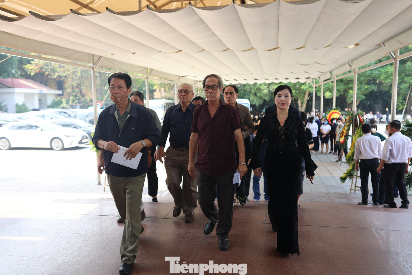 Các nghệ sĩ gạo cội cùng thành viên Hãng phim truyện I - nơi đạo diễn Hà Văn Trọng có thời gian dài làm việc, gắn bó - đến đưa tiễn ông đoạn đường cuối. Ảnh: Như Ý.