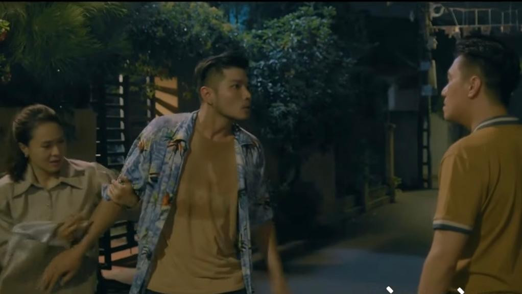 Tân (Mạnh Đạt) đẩy Hoàng (Việt Anh) tránh xa Phương (Hồng Diễm). Ảnh: CMH. Tân (Mạnh Đạt) đẩy Hoàng (Việt Anh) tránh xa Phương (Hồng Diễm). Ảnh: CMH.