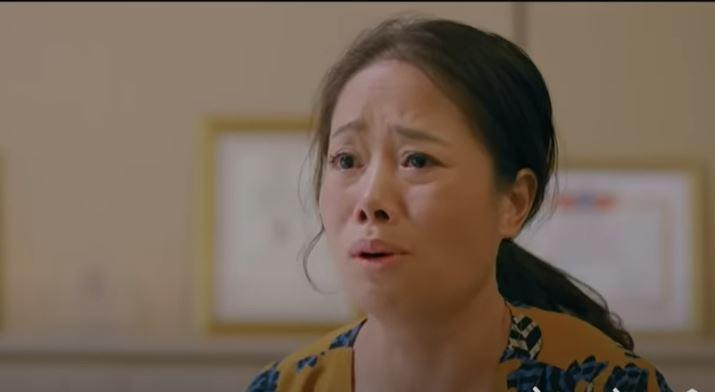 Bà Xoan cầu cứu Phương (Hồng Diễm) vì liên tục bị chồng bạo hành. Ảnh: CMH. Bà Xoan cầu cứu Phương (Hồng Diễm) vì liên tục bị chồng bạo hành. Ảnh: CMH.