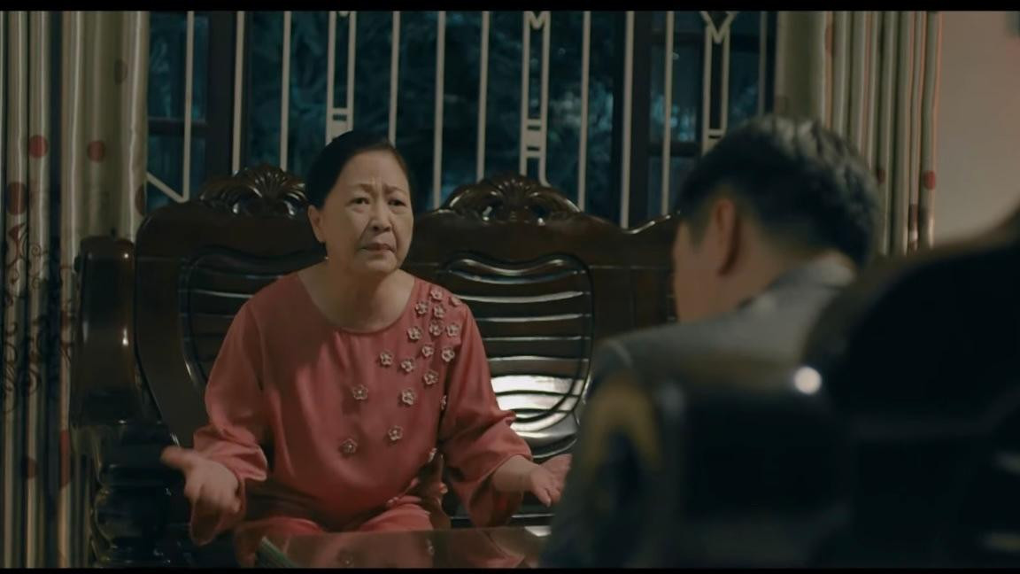 Bà Giang (NSND Như Quỳnh) dạy bảo Hoàng (Việt Anh). Ảnh: CMH.