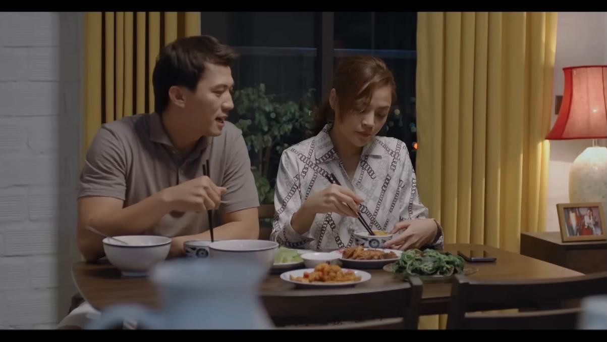 Hai vợ chồng Hùng (Hà Việt Dũng) - Nguyệt (Thu Quỳnh) tâm sự trong bữa cơm. Ảnh: CMH. Hai vợ chồng Hùng (Hà Việt Dũng) - Nguyệt (Thu Quỳnh) tâm sự trong bữa cơm. Ảnh: CMH.