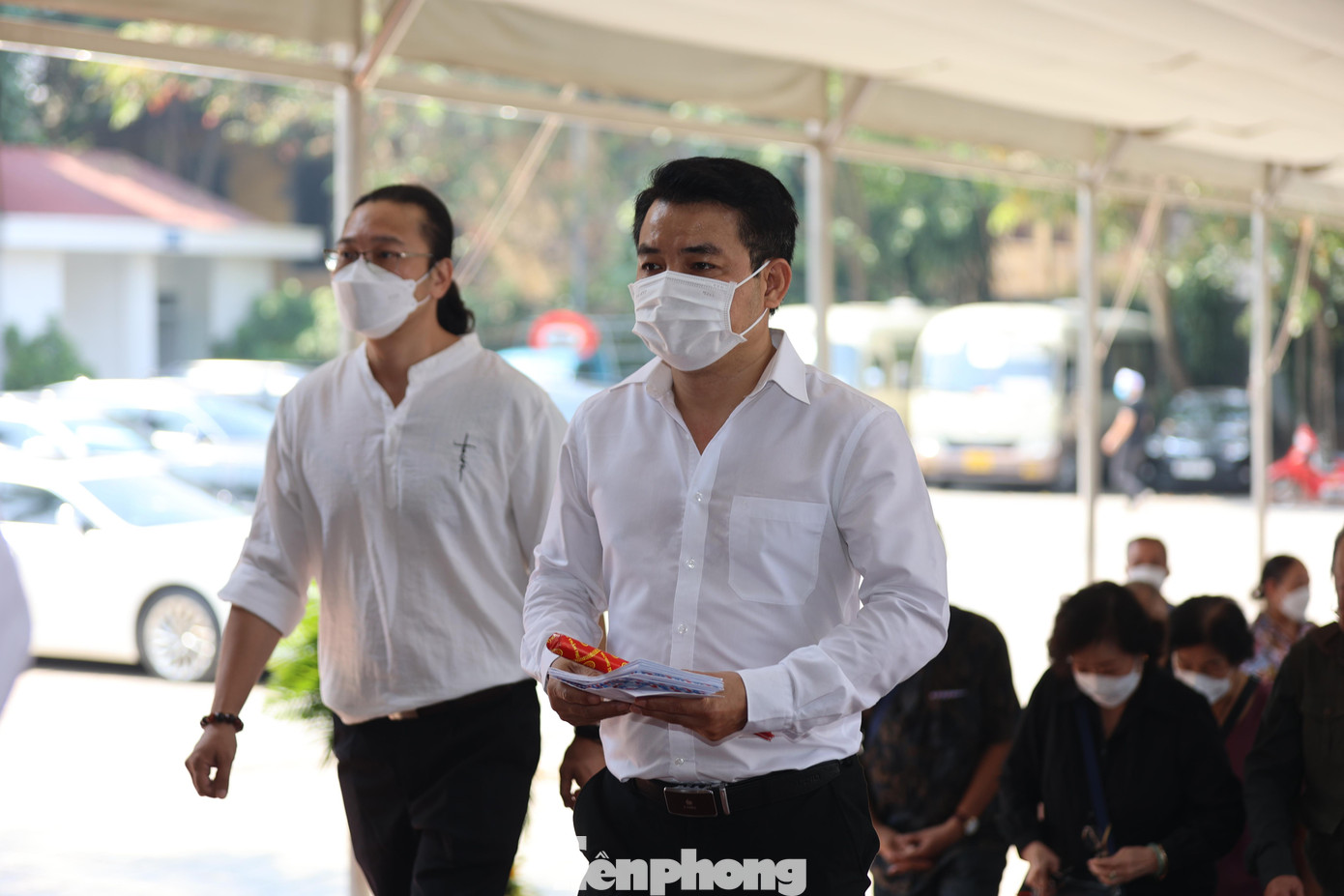 NSƯT Trịnh Mai Nguyên - Trưởng Ban lễ tang, dẫn đầu đoàn Nhà hát Kịch Việt Nam tới viếng NSƯT Hà Văn Trọng. Đạo diễn - NSƯT Hà Văn Trọng thuộc lớp thế hệ vàng của Nhà hát. Ảnh: Như Ý.