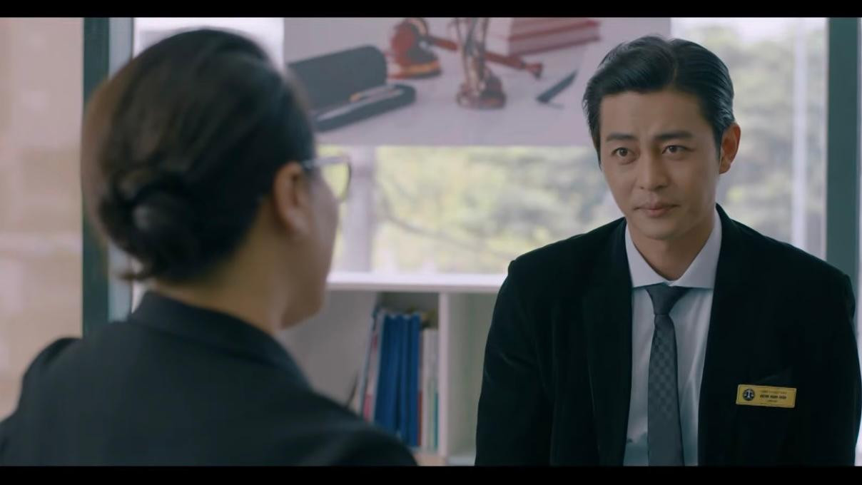 Quân (Quốc Huy) thuyết phục lãnh đạo công ty luật của mình nhận Phương (Hồng Diễm) vào làm việc. Ảnh: CMH.