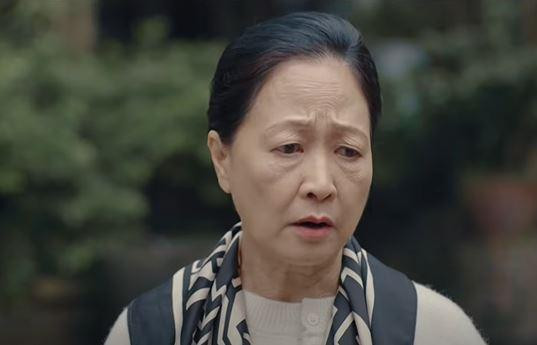 Bà Giang (NSND Như Quỳnh) trách Phương (Hồng Diễm) không cho bà cơ hội hỏi về vụ án của Hoàng (Việt Anh). Ảnh: CMH. Bà Giang (NSND Như Quỳnh) trách Phương (Hồng Diễm) không cho bà cơ hội hỏi về vụ án của Hoàng (Việt Anh). Ảnh: CMH.