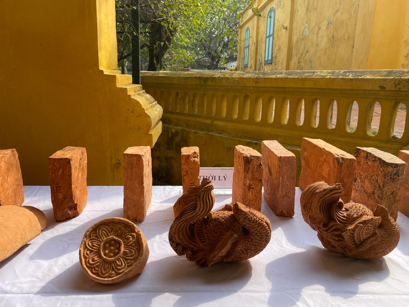 Một số hiện vật như gạch, ngói, đồ gốm thời Lý được phát lộ trong đợt khai quật năm 2022. Ảnh: Gia Linh.