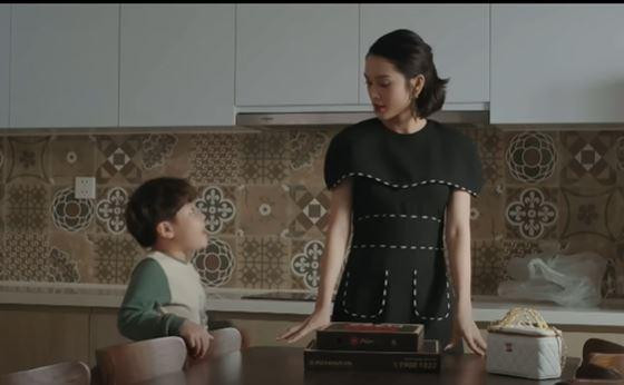 Voi (Tuấn Phong) về kể với mẹ về việc bà nội (Nguyệt Hằng) hôm nay đối xử với cậu khác hẳn mọi ngày. Ảnh: CMH.