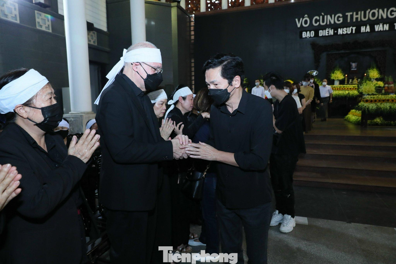 NSND Trung Anh chia buồn cùng gia quyến. Anh cho biết NSƯT Hà Văn Trọng là một trong những bậc tiền bối ở Nhà hát Kịch Việt Nam. “Chú thuộc thế hệ vàng ở Nhà hát Kịch, là người mà thế hệ sau như chúng tôi luôn ngưỡng mộ”, anh nói. Tại lễ tang, NSND Trung Anh nhớ lại kỷ niệm khi mới vào nghề, từng đóng vai phụ trong vở diễn của NSƯT Hà Văn Trọng. Ảnh: Như Ý.