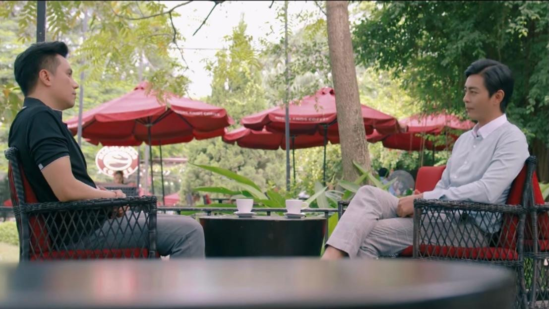 Quân (Quốc Huy) mong Hoàng (Việt Anh) có thể tạm thời gác lại những tình cảm cá nhân và giúp đỡ Phương (Hồng Diễm) thắng vụ tranh chấp quyền nuôi con. Ảnh: CMH. Quân (Quốc Huy) mong Hoàng (Việt Anh) có thể tạm thời gác lại những tình cảm cá nhân và giúp đỡ Phương (Hồng Diễm) thắng vụ tranh chấp quyền nuôi con. Ảnh: CMH.