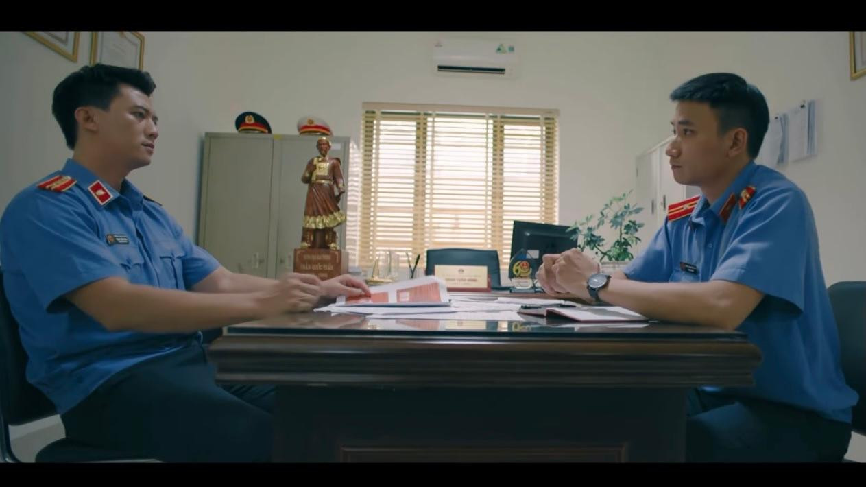 Kiểm sát viên không thể xác định dấu vân tay trên tang vật. Ảnh: CMH.