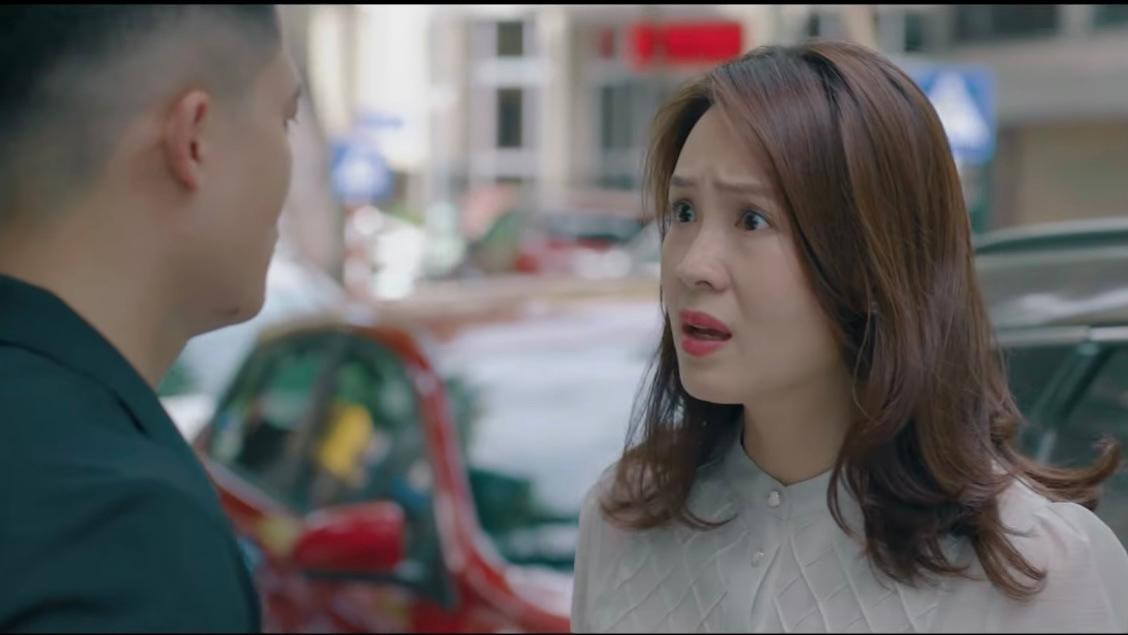 Phương (Hồng Diễm) bàng hoàng khi biết tin nhân tình của chồng đã chết. Ảnh: CMH.