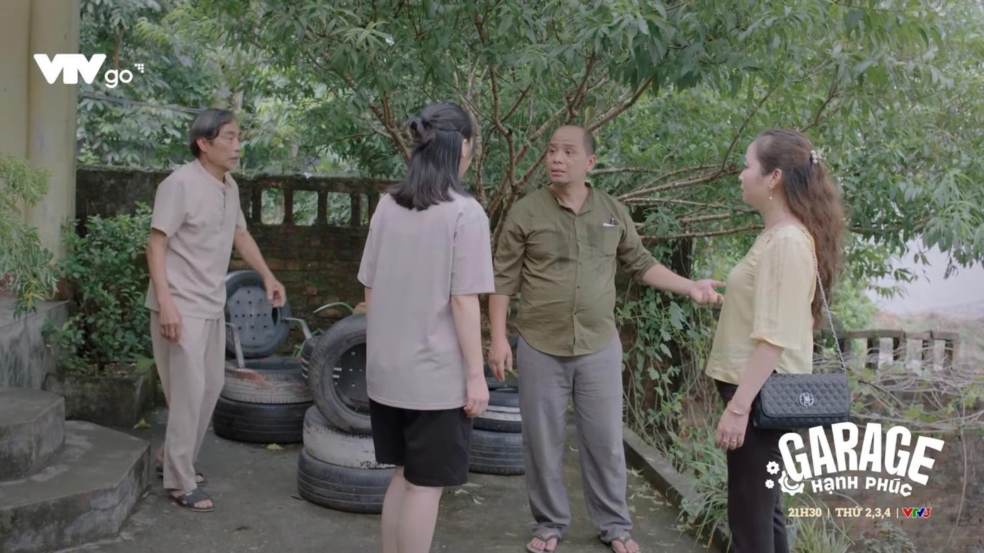 Ông Sơn đưa khách về xem nhà