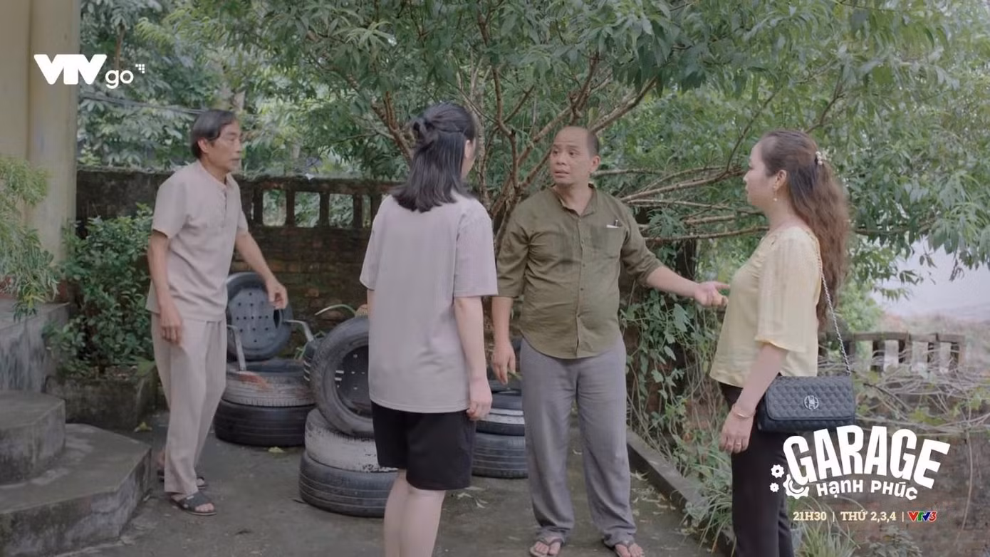 Ông Sơn đưa khách về xem nhà Ông Sơn đưa khách về xem nhà