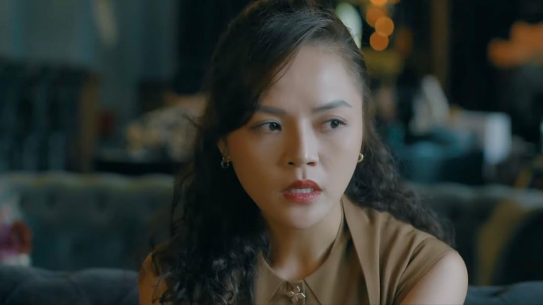 Nguyệt (Thu Quỳnh) kể cho Phương về vụ án Vương Quang Hữu với tội danh giết người cách đây 10 năm. Ảnh: CMH.