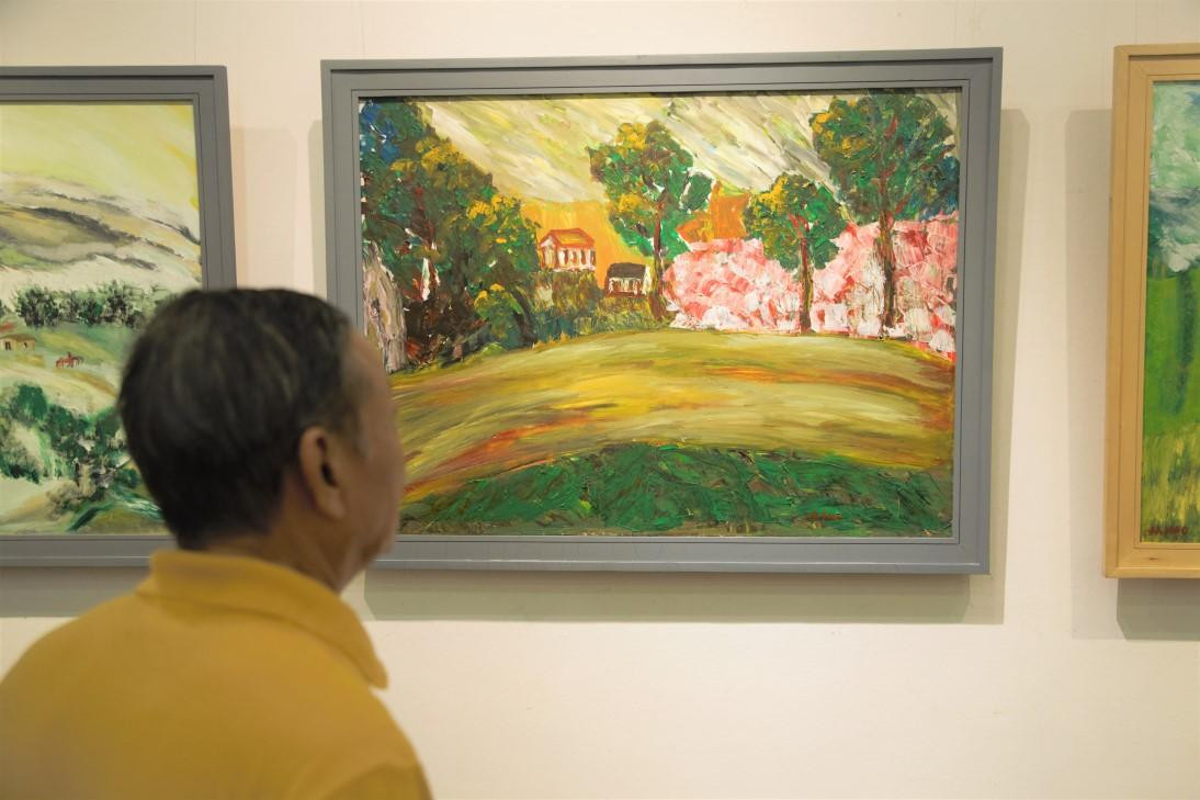 Khán giả ngắm nhìn những tác phẩm của Trung tướng, nhà văn Hữu Ước