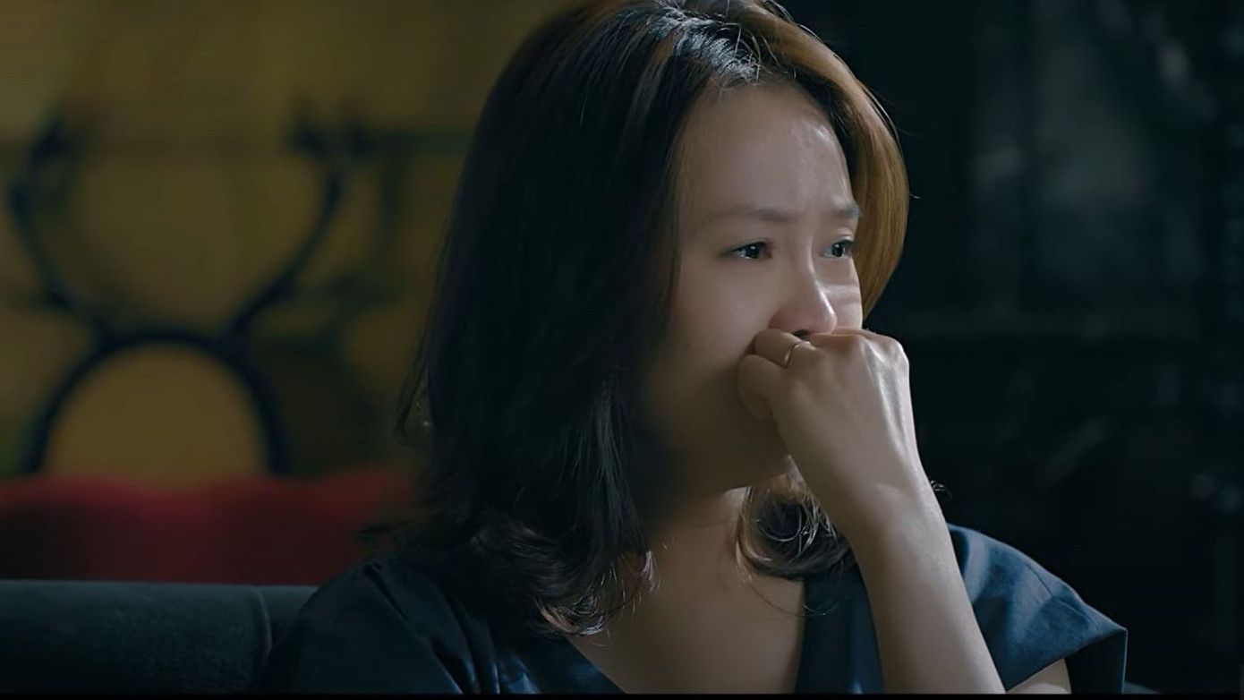 Phương (Hồng Diễm) đau khổ khi chồng ngoại tình. Ảnh: CMH.