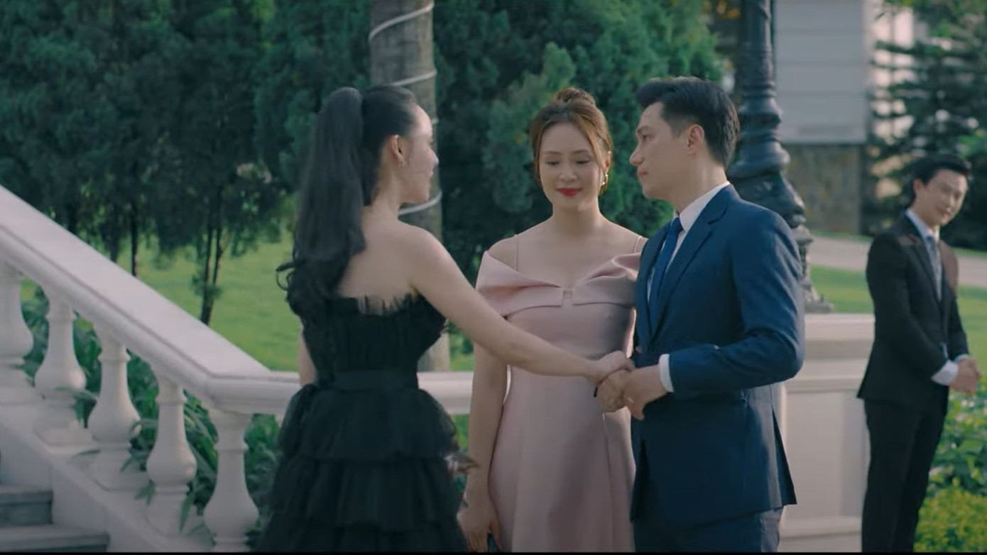 Dù chứng kiến hành động mờ ám của Hoàng (Việt Anh) và nhân tình nhưng Phương (Hồng Diễm) chọn tin tưởng chồng. Ảnh: CMH.