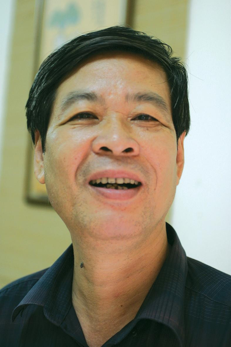 Nhà thơ, nhạc sĩ Nguyễn Thụy Kha vừa ra mắt tiểu thuyết tình yêu thời chiến. Nhà thơ, nhạc sĩ Nguyễn Thụy Kha vừa ra mắt tiểu thuyết tình yêu thời chiến.