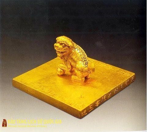 Ấn vàng Đại Việt Quốc Nguyễn chúa vĩnh trấn chi bảo là chiếc ấn có niên đại sớm nhất trong lịch sử tồn tại của vương triều Nguyễn. Ảnh: Bảo tàng Lịch sử Quốc gia. Ấn vàng Đại Việt Quốc Nguyễn chúa vĩnh trấn chi bảo là chiếc ấn có niên đại sớm nhất trong lịch sử tồn tại của vương triều Nguyễn. Ảnh: Bảo tàng Lịch sử Quốc gia.