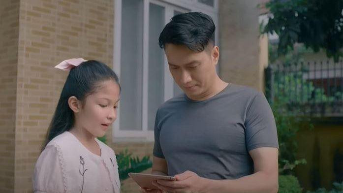 Thư cho Hoàng (Việt Anh) xem video về chuyến dã ngoại của Phương (Hồng Diễm). Ảnh: CMH. Thư cho Hoàng (Việt Anh) xem video về chuyến dã ngoại của Phương (Hồng Diễm). Ảnh: CMH.