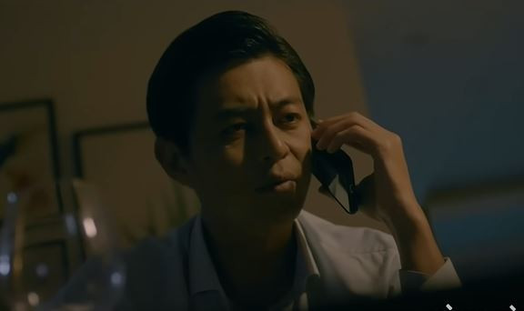 Trong cơn say, Quân (Quốc Huy) mong muốn Phương (Hồng Diễm) cho mình một cơ hội chia sẻ khó khăn với cô. Ảnh: CMH. Trong cơn say, Quân (Quốc Huy) mong muốn Phương (Hồng Diễm) cho mình một cơ hội chia sẻ khó khăn với cô. Ảnh: CMH.