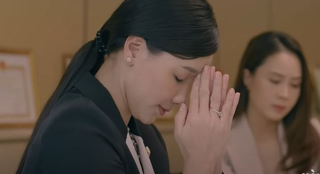 Ly (Minh Hà) tìm gặp Phương (Hồng Diễm) để nhờ giúp đỡ. Ảnh: CMH. Ly (Minh Hà) tìm gặp Phương (Hồng Diễm) để nhờ giúp đỡ. Ảnh: CMH.