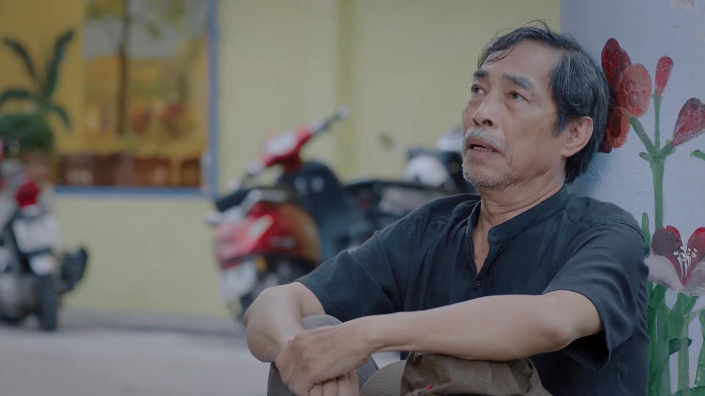 Sức khỏe không tốt nhưng ông Vạn vẫn đi tìm việc để giảm gánh nặng tiền bạc cho Sơn Ca (Quỳnh Kool). Ảnh: CMH.