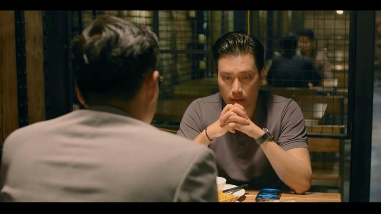 Hoàng (Việt Anh) kể với Thịnh về chi tiết quả cầu phong thủy ở nhà Hà. Ảnh: CMH. Hoàng (Việt Anh) kể với Thịnh về chi tiết quả cầu phong thủy ở nhà Hà. Ảnh: CMH.