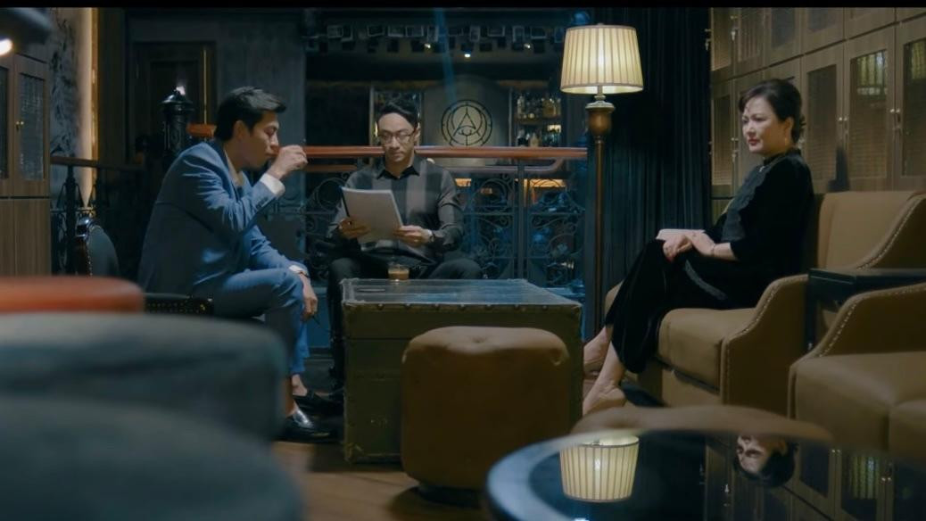 Quân (Quốc Huy) và Cảnh đến gặp bà Trang (NSND Minh Hòa) vì nghi ngờ bà Trang dùng luật ngầm với công ty luật. Ảnh: CMH. Quân (Quốc Huy) và Cảnh đến gặp bà Trang (NSND Minh Hòa) vì nghi ngờ bà Trang dùng luật ngầm với công ty luật. Ảnh: CMH.