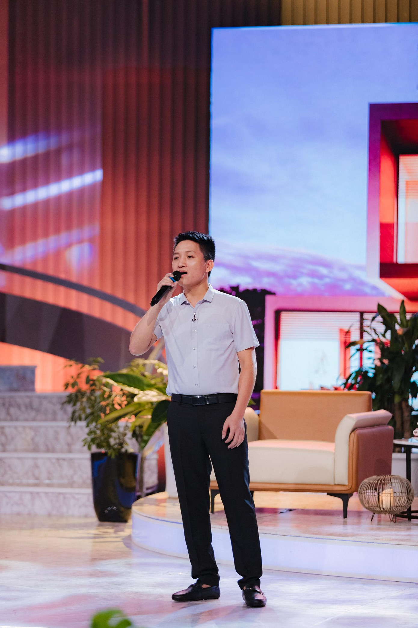 Tiết mục văn nghệ do hai chiến sĩ gửi tặng khán giả