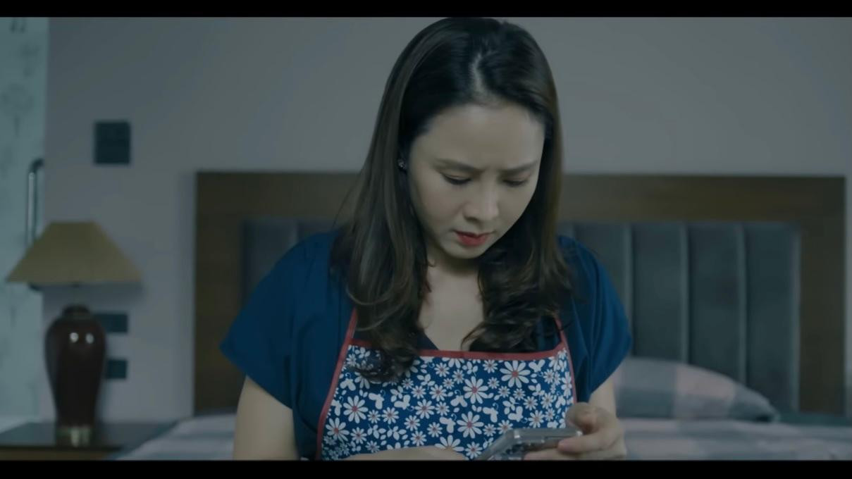 Phương (Hồng Diễm) thấy clip nóng của chồng trên mạng. Ảnh: CMH. Phương (Hồng Diễm) thấy clip nóng của chồng trên mạng. Ảnh: CMH.