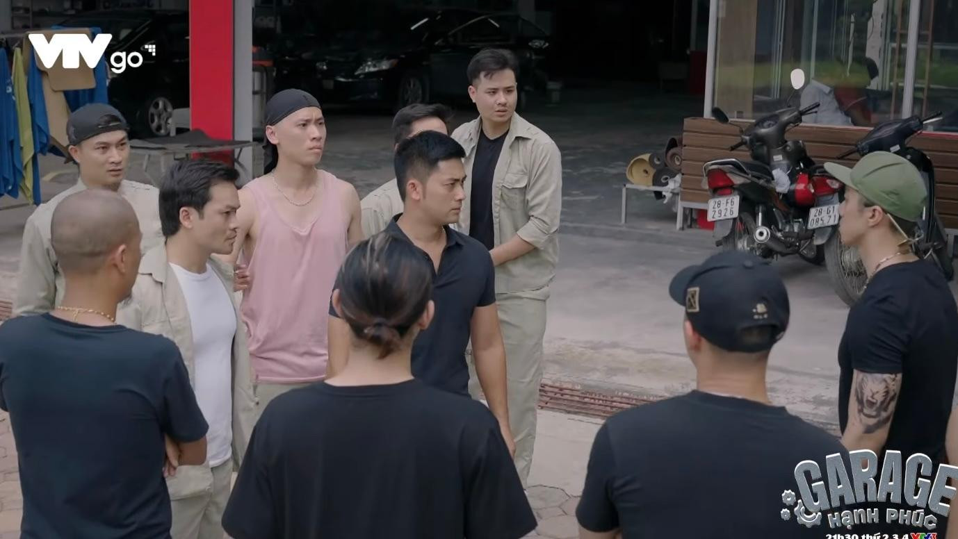 Trước cửa gara ôtô tụ rất nhiều anh em “yêu hội họa”,” người toàn mực” Trước cửa gara ôtô tụ rất nhiều anh em “yêu hội họa”,” người toàn mực”