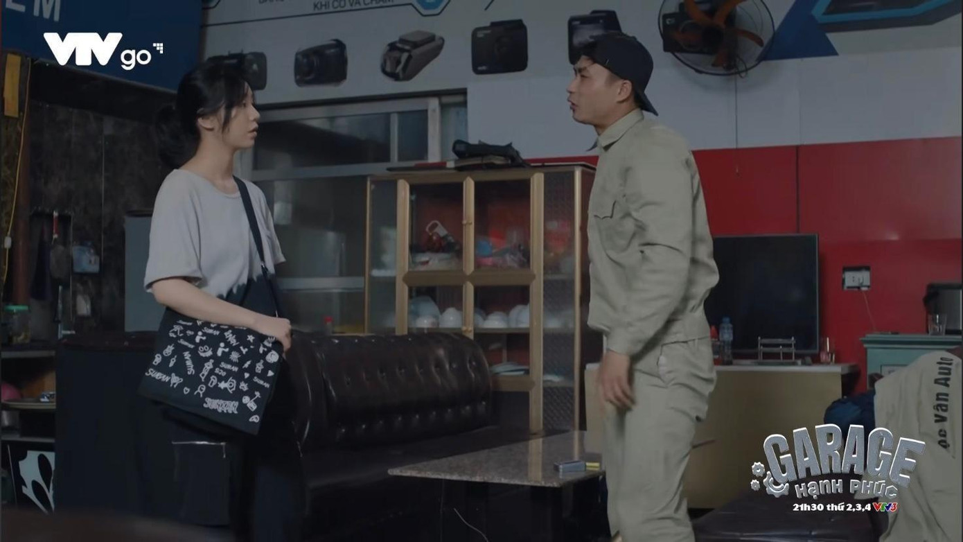 Trung (Duy Hưng) dặn dò Sơn Ca (Quỳnh Kool) giữ bí mật việc trông chừng Vân (Ngọc Huyền) Trung (Duy Hưng) dặn dò Sơn Ca (Quỳnh Kool) giữ bí mật việc trông chừng Vân (Ngọc Huyền)