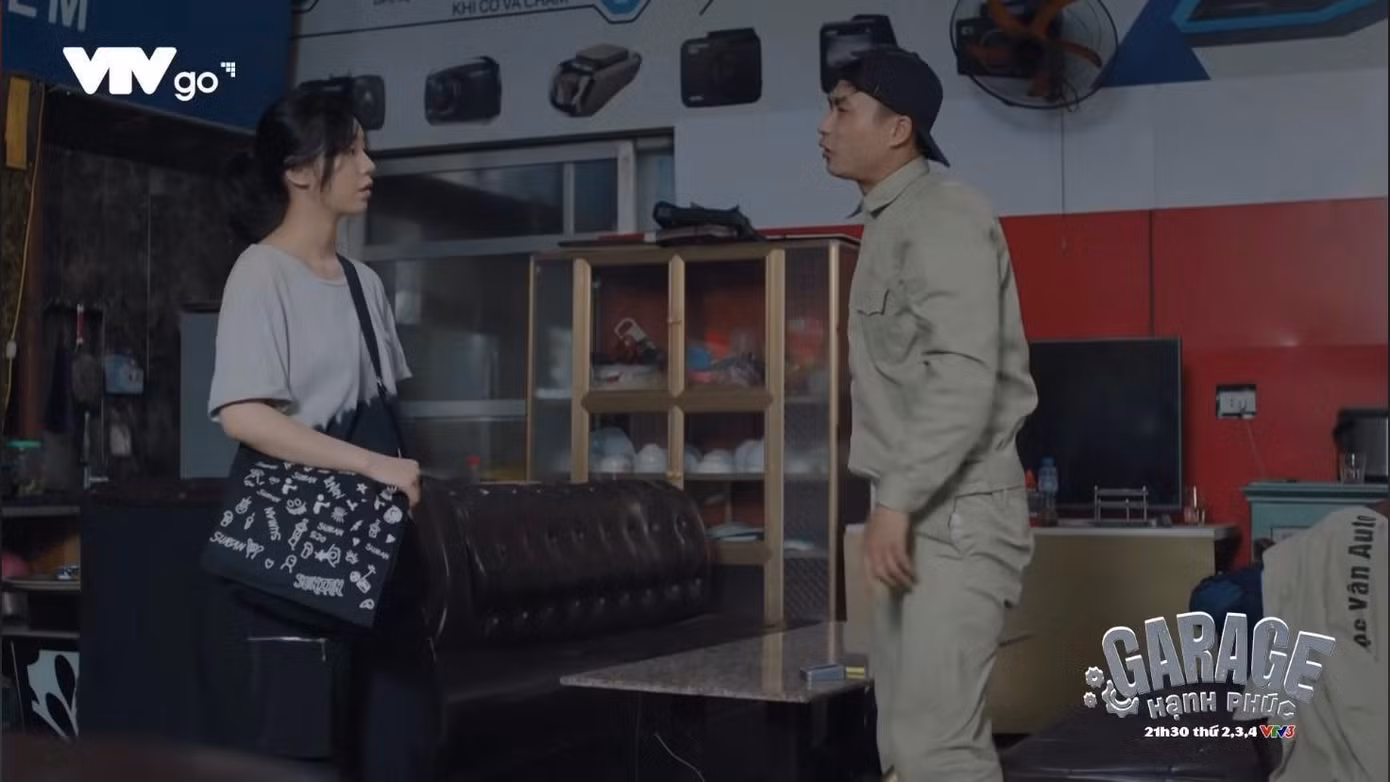 Trung (Duy Hưng) dặn dò Sơn Ca (Quỳnh Kool) giữ bí mật việc trông chừng Vân (Ngọc Huyền) Trung (Duy Hưng) dặn dò Sơn Ca (Quỳnh Kool) giữ bí mật việc trông chừng Vân (Ngọc Huyền)