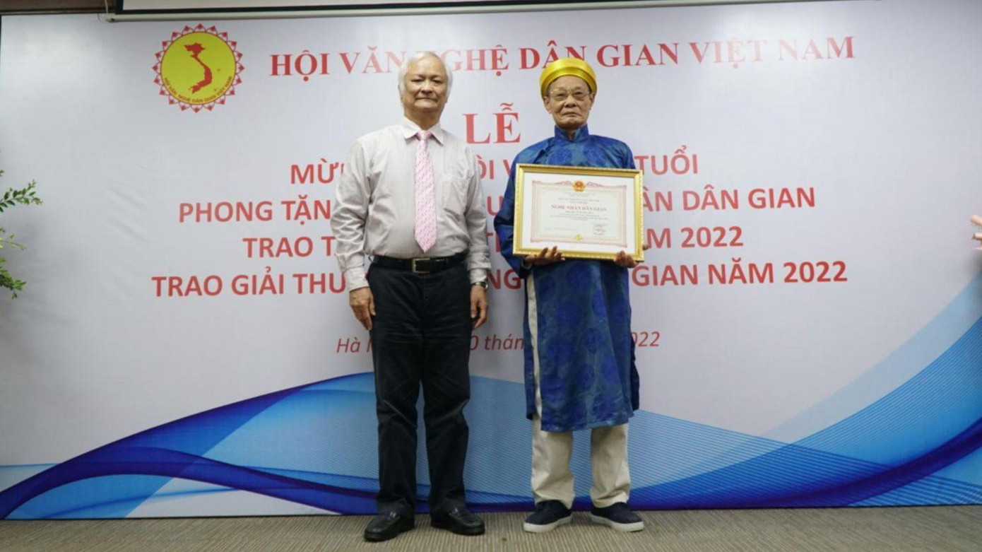 GS.TS Lê Hồng Lý, Chủ tịch Hội Văn nghệ dân gian Việt Nam trao tặng danh hiệu Nghệ nhân dân gian cho ông Vũ Quang Liễn. Ảnh: Thảo Quyên. GS.TS Lê Hồng Lý, Chủ tịch Hội Văn nghệ dân gian Việt Nam trao tặng danh hiệu Nghệ nhân dân gian cho ông Vũ Quang Liễn. Ảnh: Thảo Quyên.