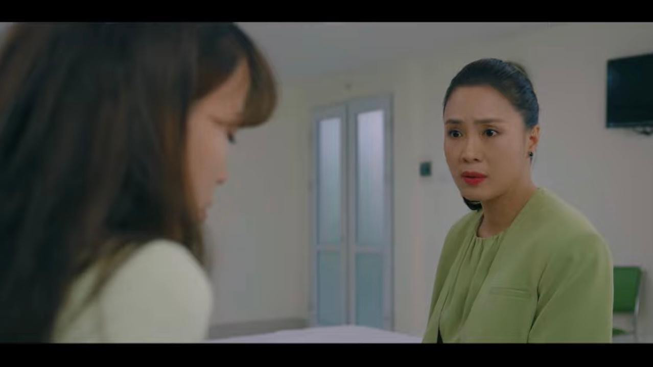 Phương (Hồng Diễm) hỏi Huyền (Phương My) lý do rút lui. Ảnh: CMH. Phương (Hồng Diễm) hỏi Huyền (Phương My) lý do rút lui. Ảnh: CMH.