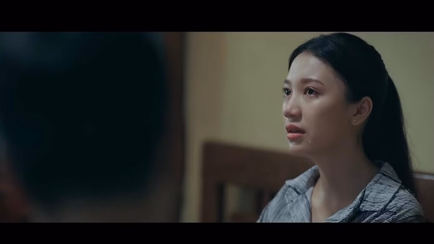 Quyên (Thùy Dương) khóc lóc, trách móc ông Cửu (NSƯT Đức Khuê) vì phải sống giả nghèo, giả khổ Quyên (Thùy Dương) khóc lóc, trách móc ông Cửu (NSƯT Đức Khuê) vì phải sống giả nghèo, giả khổ